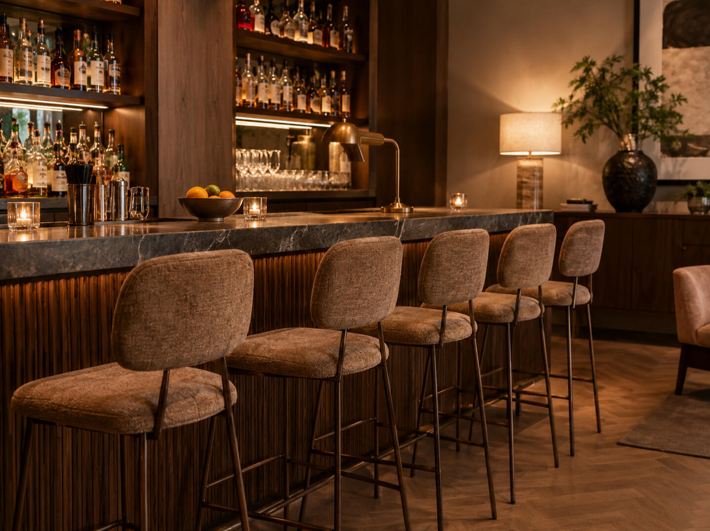 individuelle Barhocker für Bars, Hotel & Lobbybereich, passend für Boutique Hotels Stimmige Möbelauswahl für Hotelneubau und Lobbybereiche